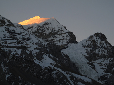 在晚上，尼泊尔的 purbung 雪山