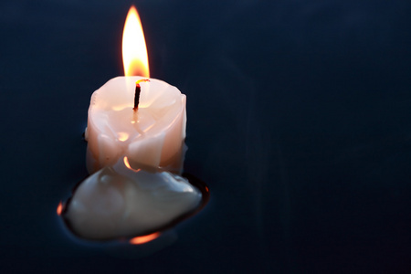 熔化的温暖熔化的蜡烛照片