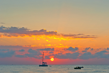 如诗如画的夕阳的天空在大海和船的轮廓