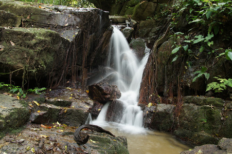 小瀑布和在森林里，泰国的岩石