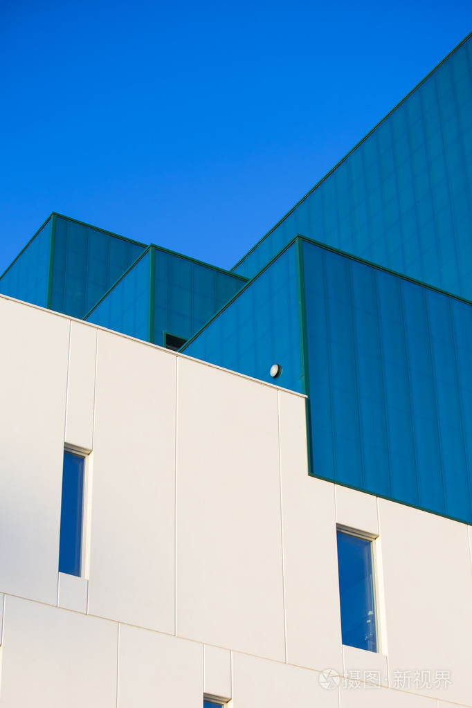 现代化的办公大楼.多彩的建筑物,在一个工业的地方.垂直格式