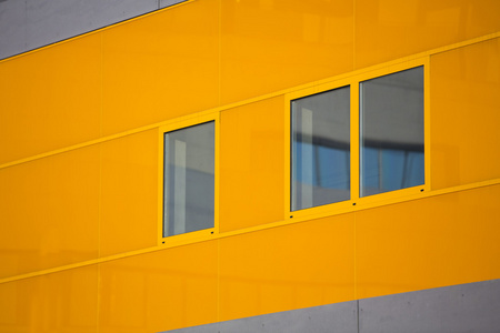 现代化的办公大楼。多彩的建筑物，在一个工业的地方。橙色的 windows