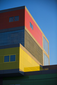 现代办公建筑丝毫红色和黄色的窗户。多彩建筑工业地方丝毫蓝天
