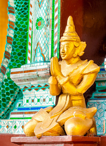 在佛教寺庙中的神的雕像