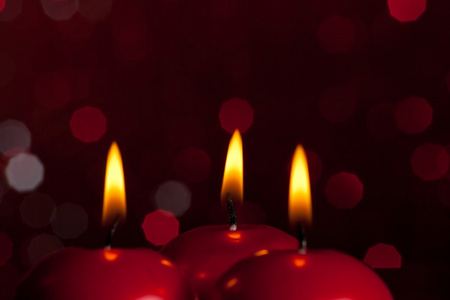 红景背景上的红色圣诞蜡烛。