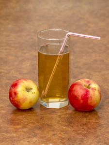 苹果和杯果汁