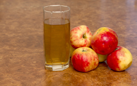 苹果和杯果汁