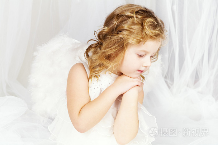 一位天使的图像中漂亮的小女孩