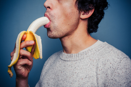 年轻男子吃香蕉