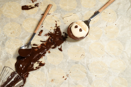 有趣的糕点，是用巧克力在烘焙纸上