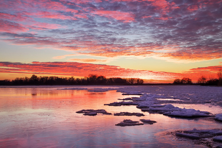 冬季景观与火红的夕阳的天空。自然的组成
