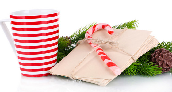 圣诞糖果手杖，杯子喝些热饮料和信件给圣诞老公公的孤立的白色衬底上