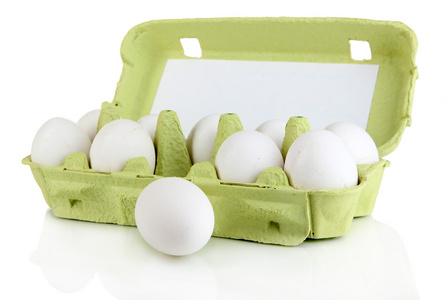 鸡蛋在纸盒上白色孤立