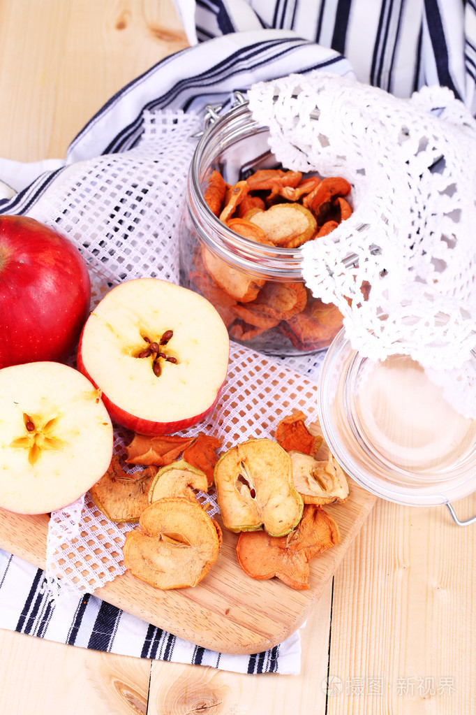 干在玻璃罐子里,颜色木制背景上的苹果