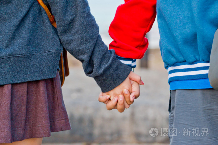 年轻美丽时尚情侣手牵手的爱