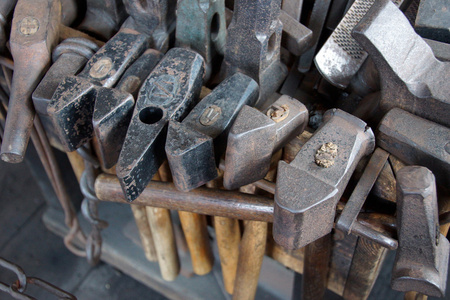 铁匠的工具照片