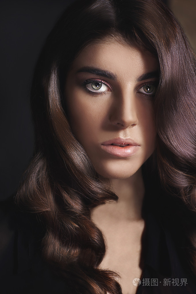 美丽的女人的肖像.健康的头发