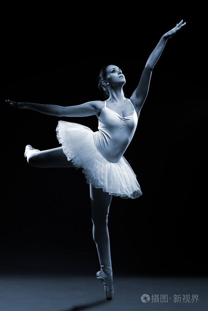 构成一条腿上的白色短裙的芭蕾舞演员