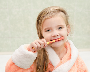 微笑在浴中的小女孩刷牙
