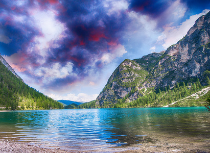 alpin 湖与水晶般清澈的海水