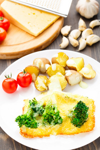 西兰花焗烤奶酪和烤的土豆