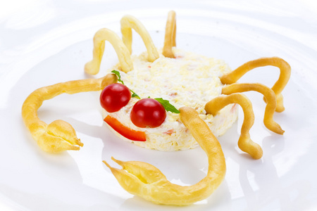 沙拉配奶酪和螃蟹肉蟹的形式