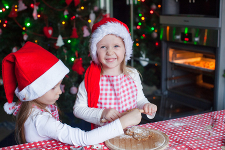holiky peen pernku cookie v santa hat烤姜饼在圣诞老人的帽子的小女孩