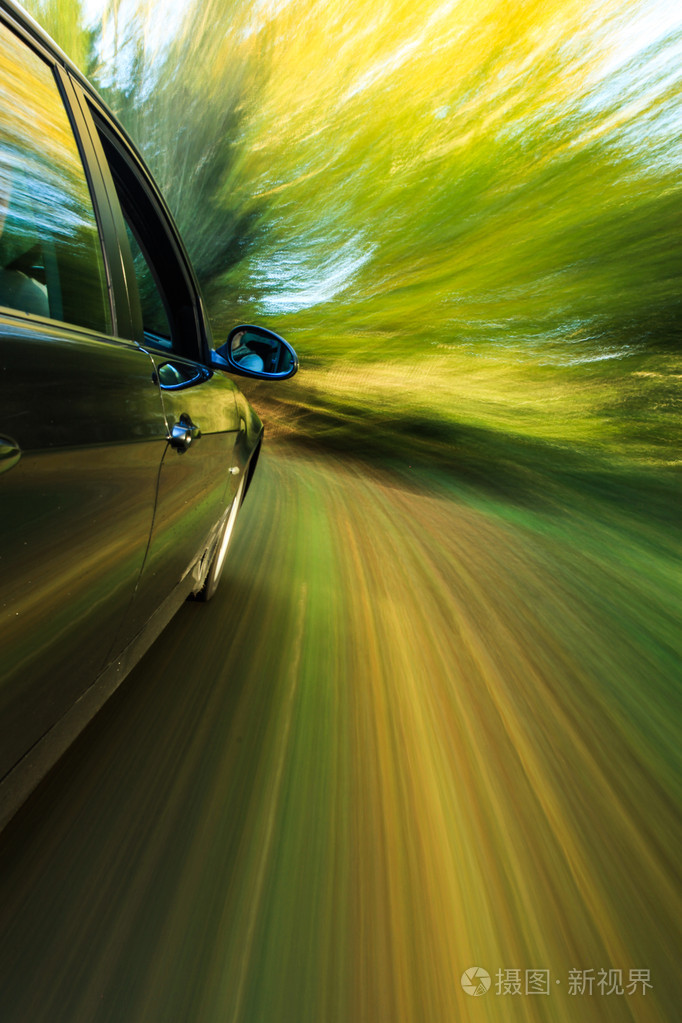 超速驾驶的轿车的侧面图