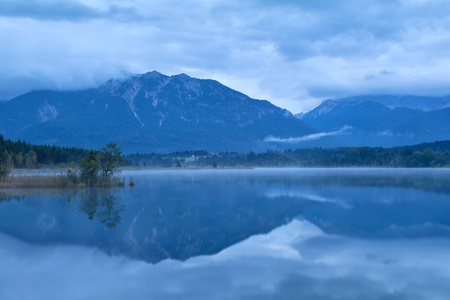 basmsee 湖和阿尔卑斯山的黄昏