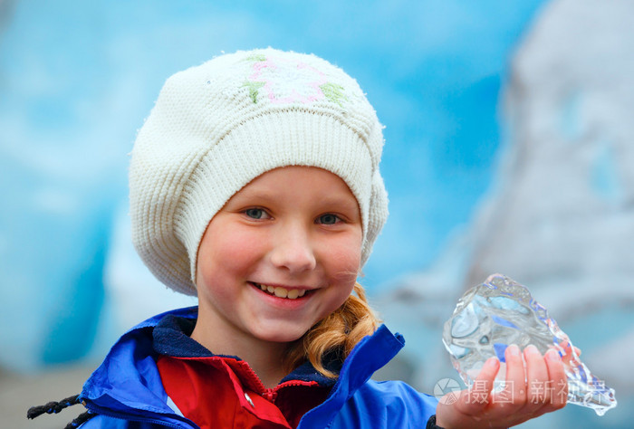 黑泽布雷恩冰川(挪威)附近有冰片的女孩