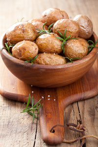 木碗里的烤的土豆