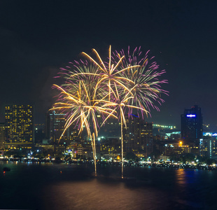 多色烟花夜景，芭堤雅市容与特写