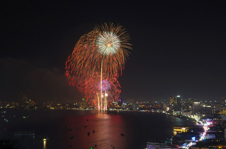 多色烟花夜景，芭堤雅市容海海滩六