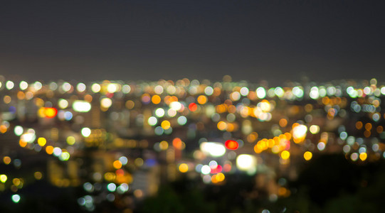 芭堤雅市容在夜晚时光里，模糊照片景