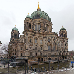 德国，柏林，2013 年 2 月 20 日。在一个多云的冬日柏林大教堂的视图