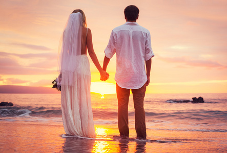 新郎和新娘，美丽的热带海滩，日落浪漫