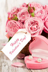粉红色的玫瑰和一篮子的礼物