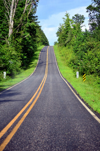 公路的陡峭的小山观图片