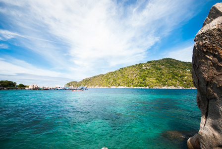 透明蔚蓝的大海 山脉和天空