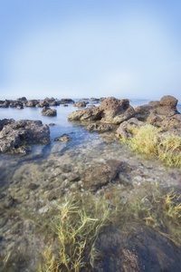 海和岩石海岸清晨