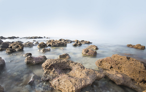 海和岩石海岸清晨