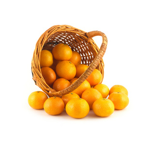 从柳条编织的篮子撒满的橘子奠定了孤立
