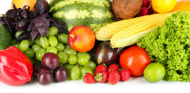 不同水果和蔬菜在白色背景上