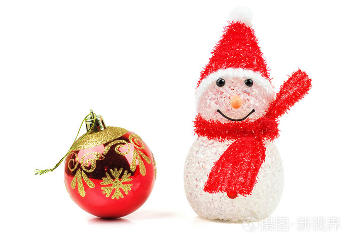 玩具堆雪人和圣诞树白色背景上的玩具