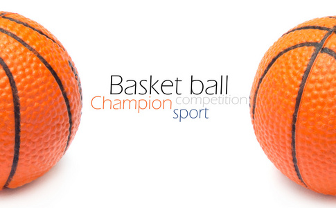 橙色篮子球，在白色背景上的照片