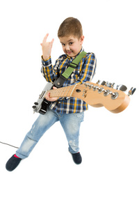 年轻吉他手弹吉他