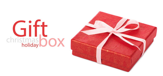 单一的红色礼品盒用粉红色的丝带