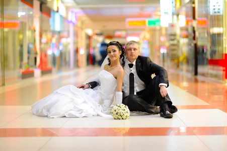 新娘和新郎坐在地板上