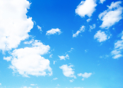 小小的云蓝蓝的天空背景