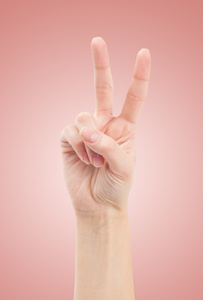 手用两个手指向上在和平或胜利符号